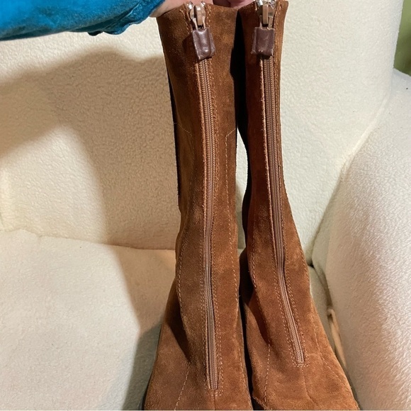 Elegant Tan Suede Winter Boots - Picture 10 of 11